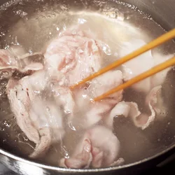 豚汁は片栗粉をまぶしてゆでておけ