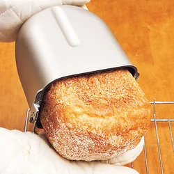 パンケースの底を片手で持ち、もう片方の手をパンに添えて取り出す。パンの表面に凹凸ができやすいが、味には問題ない。