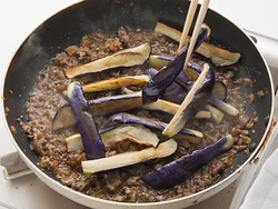 揚け焼きにして加えることで、コクが出て味もなじみやすくなる
