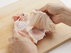 とりもも肉は余分な脂とともに皮を除いて、ヘルシーに仕上げる