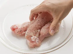 とりむね肉は下味をなじませることで臭みが取れ、しっとりとした仕上がりになる