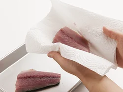 さばは塩をふっておくと臭みのもとになる水分が出てくるので、ペーパータオルでしっかり拭く