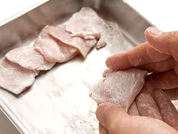とり肉はうまみを逃さずパサつかないように仕上げるために、小麦粉を薄くまぶす