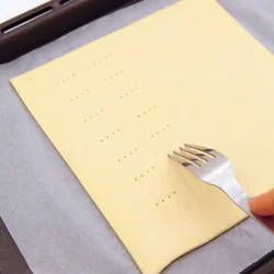 フォークで空気穴をあけるが、縁はふくらませたいので3cmほど残す。
