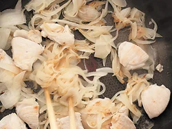 ソースには火が通っているので、焼き時間を短縮するために、具の玉ねぎととり肉を先に炒めてからグラタン皿に移し、ソースをかける。
