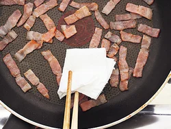 ベーコンには脂身が多いので、焼くとたくさんの脂が出てくる。カリッとさせるためにはペーパータオルで脂を拭き取りながら焼くといい。