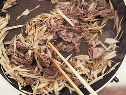 ローカロリーに仕上げるためには、油を極力少なめにしたい。肉を炒めるときには、油を減らし、肉の脂を上手に使って調理して。