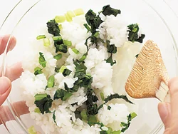 かぶの葉は捨てずに、ご飯に加えて彩りよく仕上げて。かぶの葉は電子レンジ加熱でOKなので、手間なし。