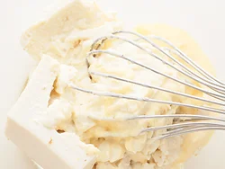 豆腐と調味料を合わせ、泡立て器でなめらかになるまでしっかり潰すと、口当たりのよい豆腐ソースになる。