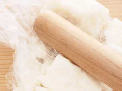 長いもはめん棒で粗くたたくと歯ごたえが残り、ソースとしてだけでなく、具としても楽しむことができる。