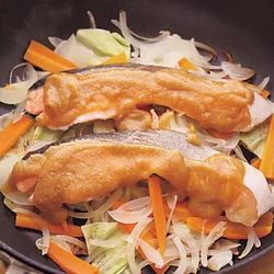 野菜の上にサーモンをのせて蒸し焼きにし、野菜に脂を吸わせる。