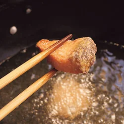 揚げることで、サーモンの余分な脂が溶け出る。揚げたあとは取り出して油をしっかりきって。