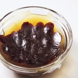 ラム酒に漬けて電子レンジ加熱し、さめるまでおくと、レーズンにしみてラムレーズンになる。