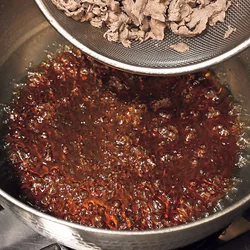 煮汁を煮立たせてから肉を加えろ