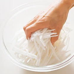 塩をふって、手で軽くもむと、すぐに水けが出てくる。保存性を高めるためにも水けは絞って保存する。