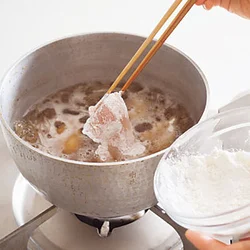 とり肉は小麦粉をまぶしてからゆでると、表面がぷるんとして、口当たりがよくなり、汁にとろみがつく。