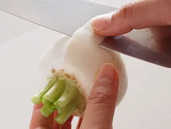 茎に向かって皮をむく