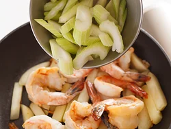 えびやじゃがいもは火が通りにくいので、先にしっかり炒めてから、ほかの野菜を加える