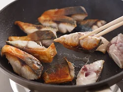 さばは皮目から焼くことで、身くずれを防ぐことができる