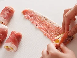 はがれないように、肉をきつめに巻くと焼きやすい