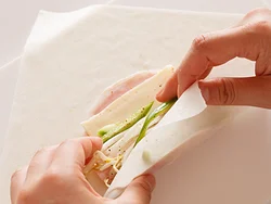 ハムとチーズでもやしを包むようにして巻くと、皮のパンクを防げる