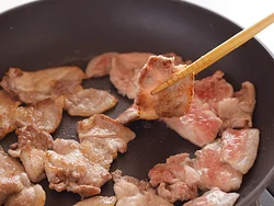 豚肉は小麦粉をまぶして焼くと、肉のうまみが逃げない。また、たれもからみやすくなる