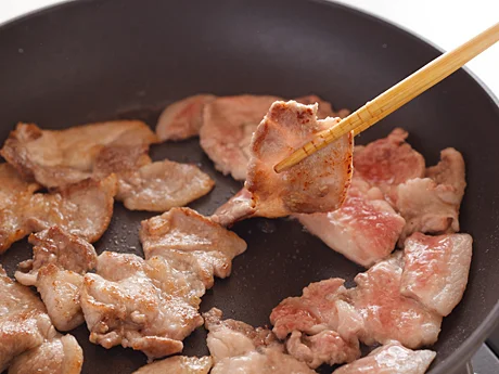 豚肉は小麦粉をまぶして焼くと、肉のうまみが逃げない。また、たれもからみやすくなる