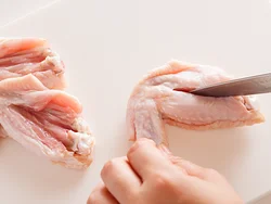 手羽先は骨に沿って切り目を入れると、火の通りがよくなり、食べやすくなる