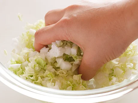 白菜は塩もみして余分な水けをしぼってからほかの肉だねの材料と合わせると、水っぽくならない