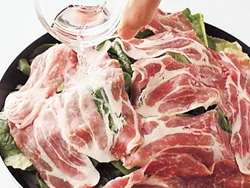 野菜と豚肉の順に広げてのせ、酒をふって蒸し焼きにすることで、それぞれのうまみを移し合う。