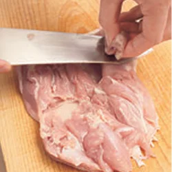とりもも肉は皮目を下に置くと中央がへこんでいるので、盛り上がっている部分をそぎ、