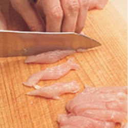 さっと炒める場合は火が通りやすいように、そぎ切りにしてから細切りにする。