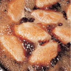 みりんの量が多い煮汁は、手羽先を煮ながら煮きって、アルコール分をとばす。