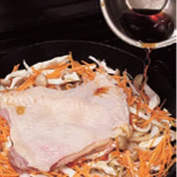 野菜に肉をのせて蒸し焼きにすることで、肉はふっくら仕上がり、野菜には肉のうまみが移る。