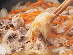 はるさめはもどさずに加えてOK。ほぐしながら煮るうちに煮汁を吸ってもどり、味もなじむ。