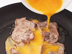 両面焼いた肉を、溶き卵を全体に回しかけてつなぎ合わせる。