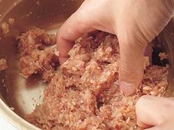 肉だんごだねは粘りが出るまで、よく練り混ぜるのがお約束。しっかりまとまる。