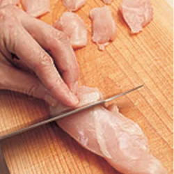 短時間ですぐに火が通るようにそぎ切りにするのが、むね肉をパサつかせないコツ。