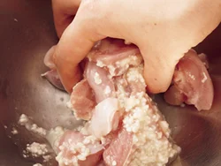 塩麹は、とり肉にもみ込む。下味がつくだけでなく、肉もやわらかくなる。