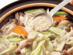 スープや肉だんごの味つけにも塩麹を使って。塩よりも、まろやかでコクのある味になる。