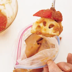 たらは保存用密閉袋に入れてからみそだれにからめると身くずれしにくい。逆に野菜はボウルの中でからめてから袋に入れると全体的に漬かる。