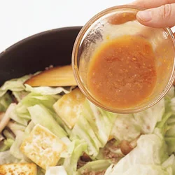 みそはほかの調味料で溶いてから加える。むらにならず、まんべんなく素材に味がしみる。