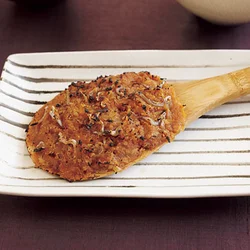 しゃもじにじゃこみそをぬってから直火であぶると、こうばしい焼き色をつけやすい。