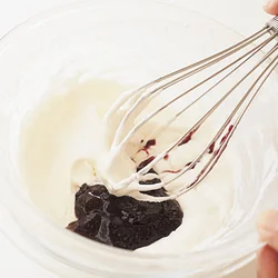 中のクリームは、クリームチーズと生クリーム、ブルーベリージャムを混ぜたもの。ベリーの粒々が残るくらいがおいしい。