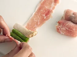 すき間ができないように並べてしっかり巻くと、ばらけずきれいに仕上がる