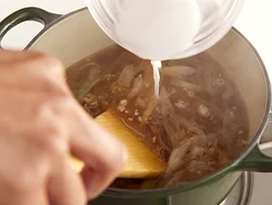 だまになり、固まってしまうのを防ぐため、水溶き片栗粉はいったん火を止めてから加える