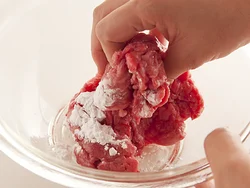 牛肉は片栗粉をしっかりもみ込む。炒めたときにうまみが逃げず、しっとりと仕上がる