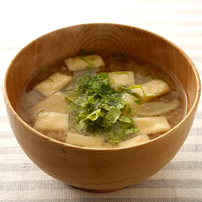 セロリと油揚げのみそ汁
