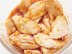 切り込みを入れた手羽先は漬けだれに入れて味をしっかりなじませる。肉がやわらかくなる効果も。