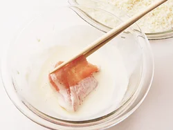 豚肉は半分に折って厚みを出し、ボリュームアップ。卵なしでも、マヨネーズのコクでおいしい。